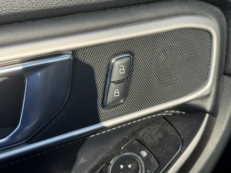 Ford Explorer Vehicle Full-screen Gallery Image 16
