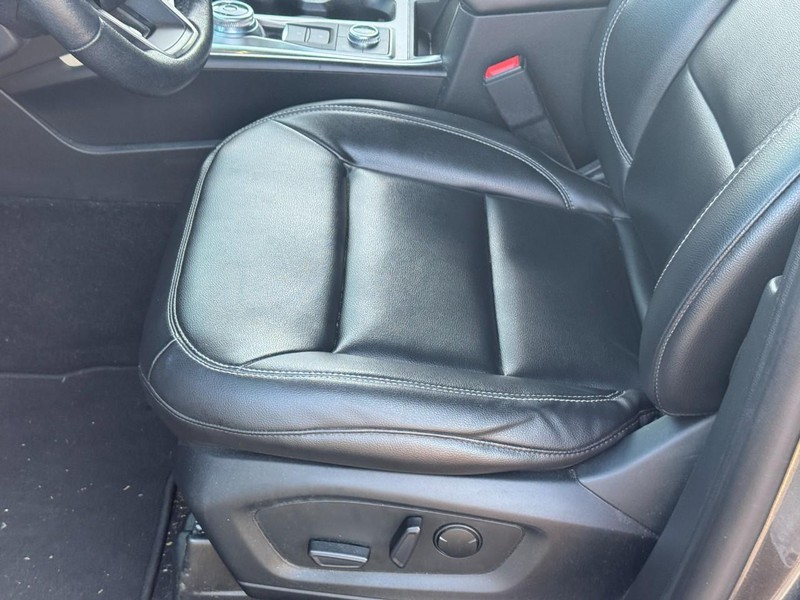 Ford Explorer Vehicle Full-screen Gallery Image 17