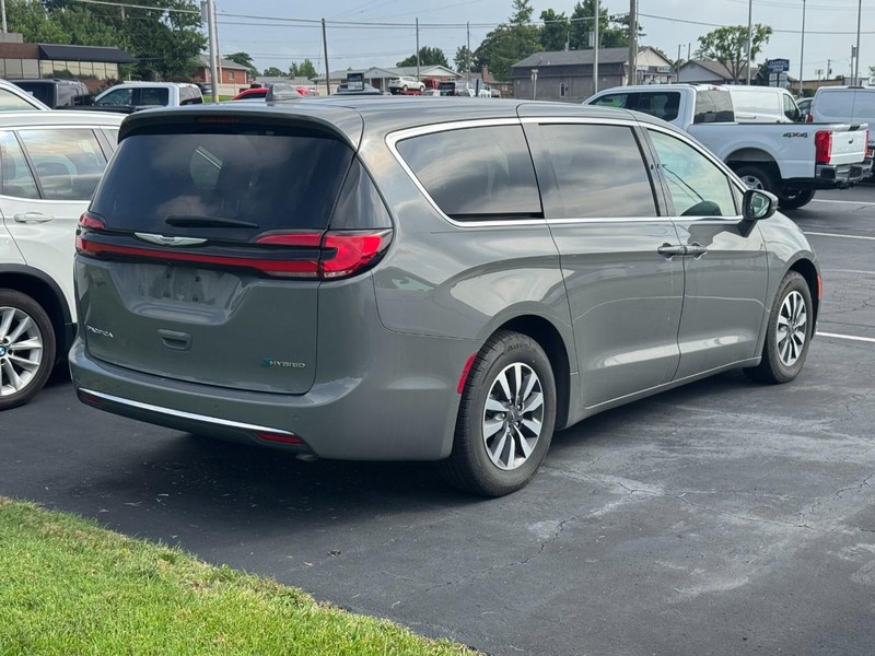 Chrysler Pacifica Vehicle Full-screen Gallery Image 02