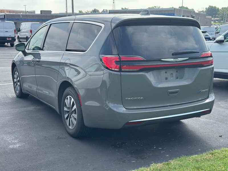 Chrysler Pacifica Vehicle Full-screen Gallery Image 03