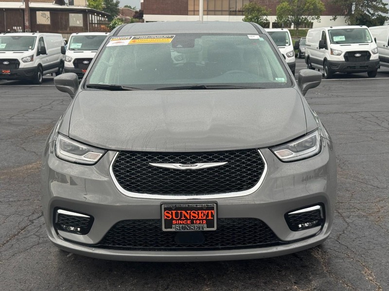 Chrysler Pacifica Vehicle Full-screen Gallery Image 08