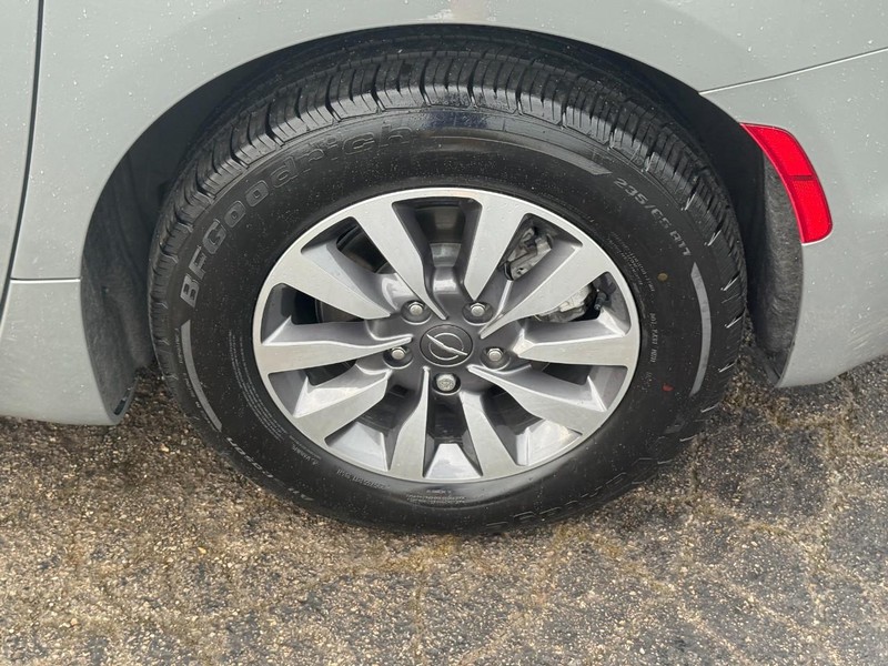 Chrysler Pacifica Vehicle Full-screen Gallery Image 09