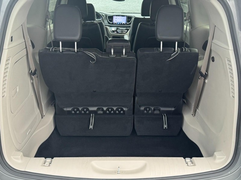 Chrysler Pacifica Vehicle Full-screen Gallery Image 10