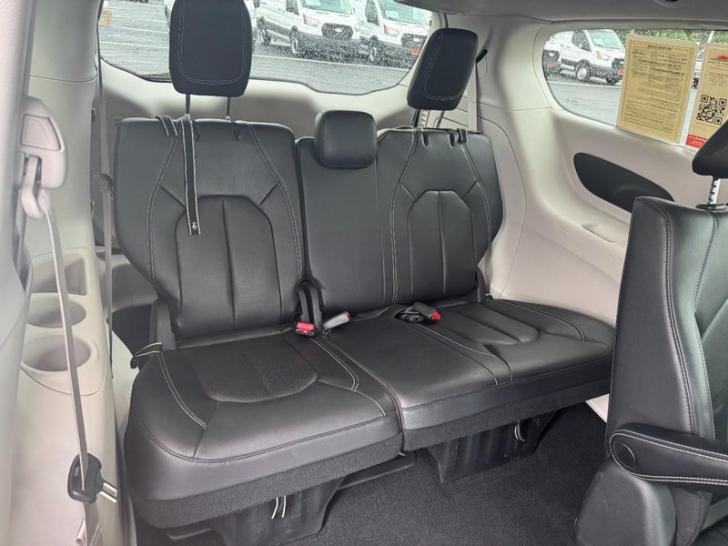 Chrysler Pacifica Vehicle Full-screen Gallery Image 11