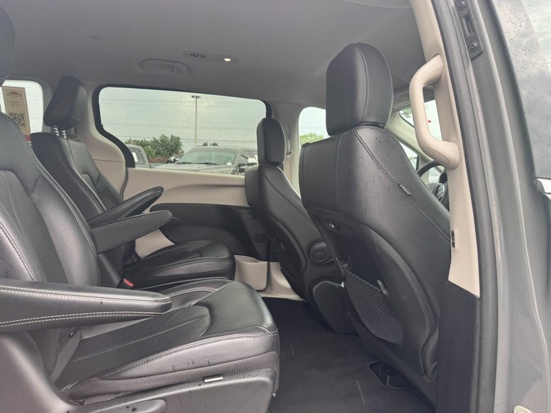 Chrysler Pacifica Vehicle Full-screen Gallery Image 12