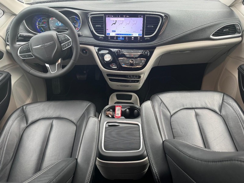 Chrysler Pacifica Vehicle Full-screen Gallery Image 13