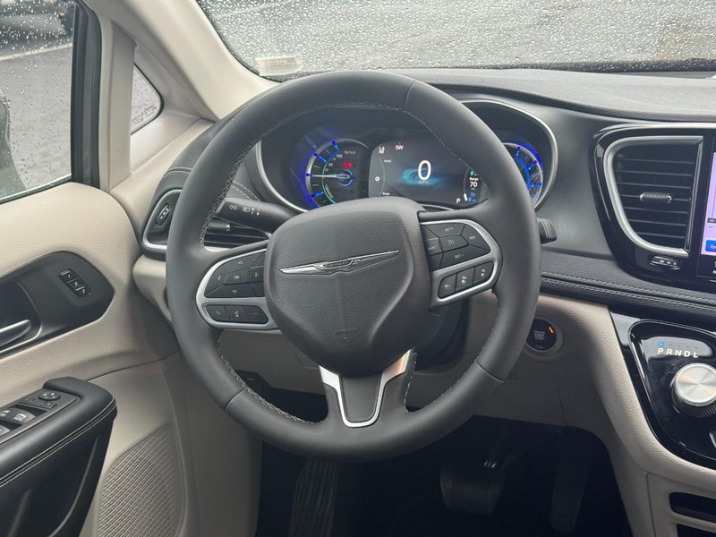 Chrysler Pacifica Vehicle Full-screen Gallery Image 14