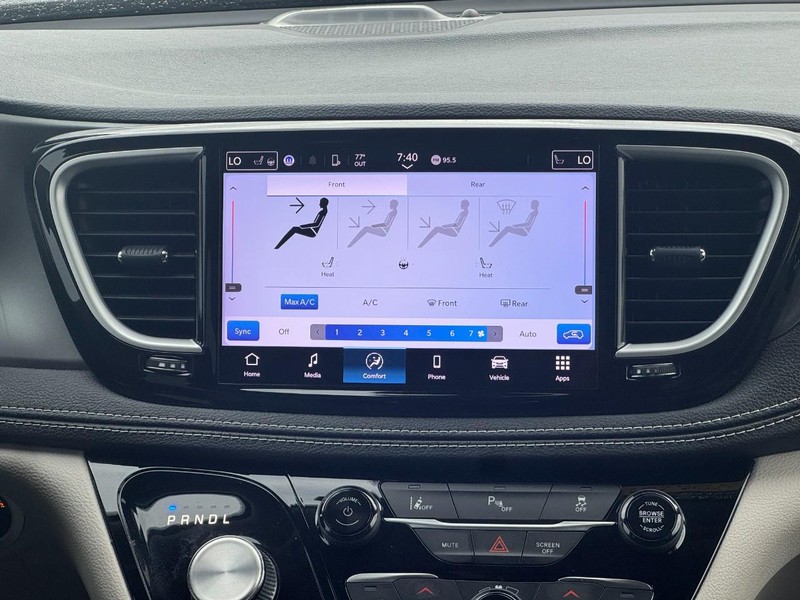 Chrysler Pacifica Vehicle Full-screen Gallery Image 15
