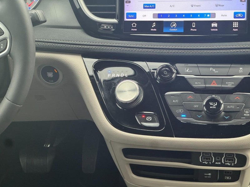 Chrysler Pacifica Vehicle Full-screen Gallery Image 16