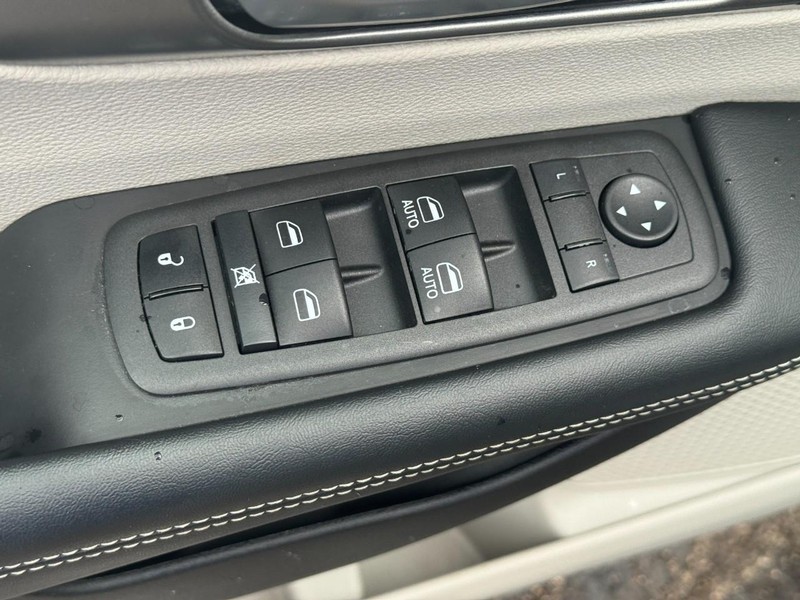 Chrysler Pacifica Vehicle Full-screen Gallery Image 17
