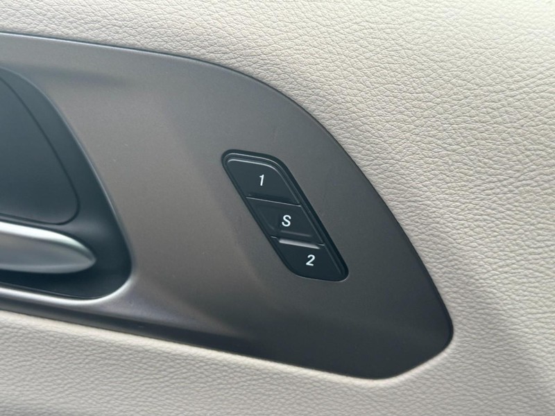Chrysler Pacifica Vehicle Full-screen Gallery Image 18