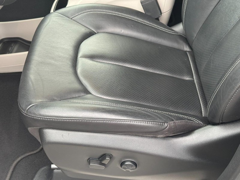 Chrysler Pacifica Vehicle Full-screen Gallery Image 19