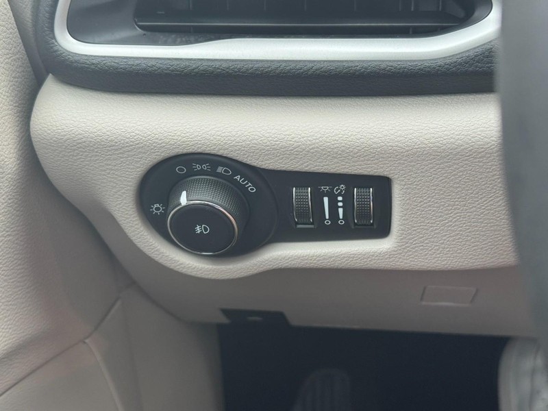 Chrysler Pacifica Vehicle Full-screen Gallery Image 20