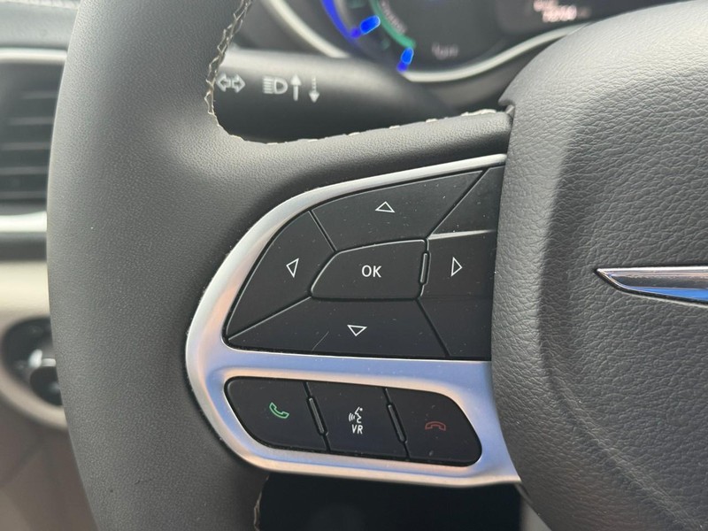 Chrysler Pacifica Vehicle Full-screen Gallery Image 21