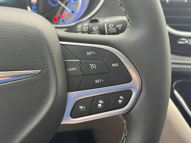 Chrysler Pacifica Vehicle Full-screen Gallery Image 22