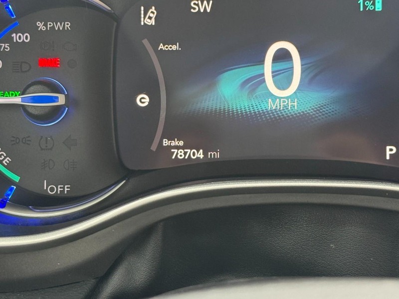 Chrysler Pacifica Vehicle Full-screen Gallery Image 24