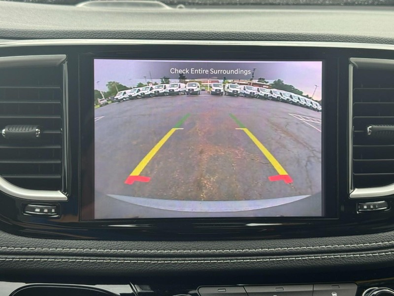 Chrysler Pacifica Vehicle Full-screen Gallery Image 25