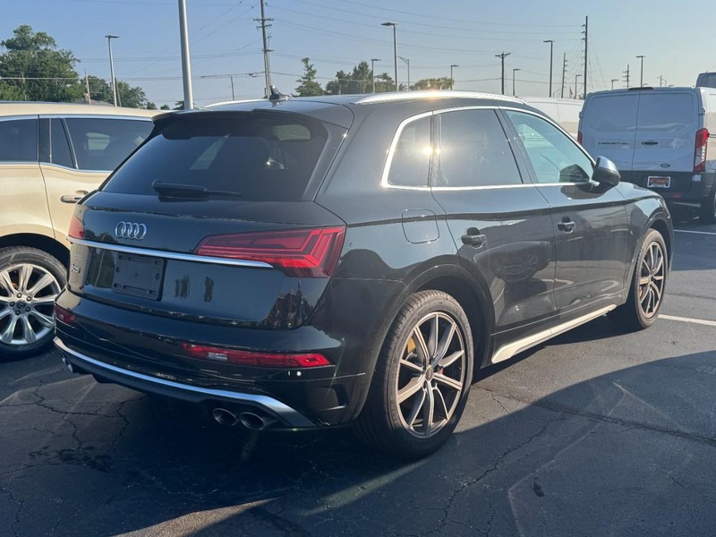 Audi SQ5 Vehicle Full-screen Gallery Image 03