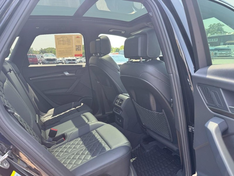 Audi SQ5 Vehicle Full-screen Gallery Image 11