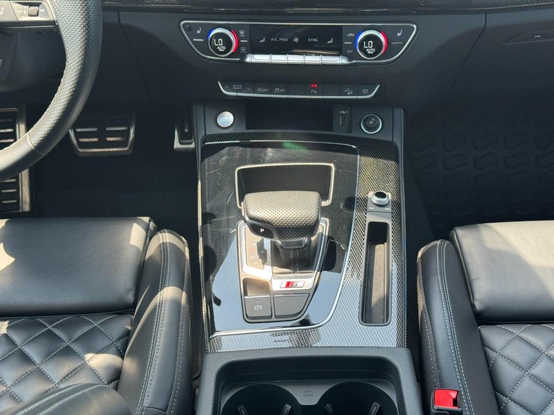 Audi SQ5 Vehicle Full-screen Gallery Image 16