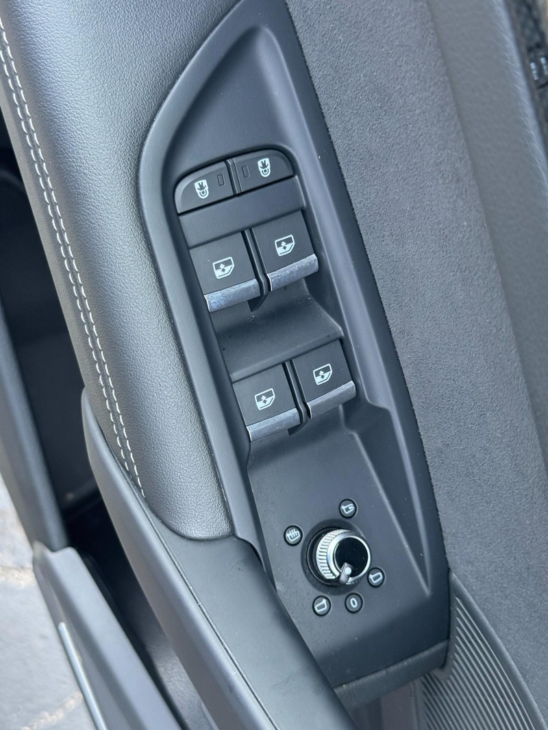 Audi SQ5 Vehicle Full-screen Gallery Image 17