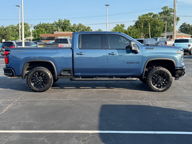 Chevrolet Silverado 2500HD Vehicle Full-screen Gallery Image 02
