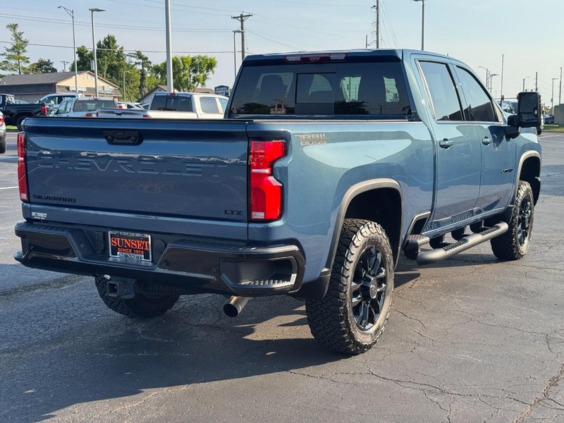 Chevrolet Silverado 2500HD Vehicle Full-screen Gallery Image 03