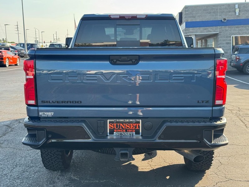 Chevrolet Silverado 2500HD Vehicle Full-screen Gallery Image 05