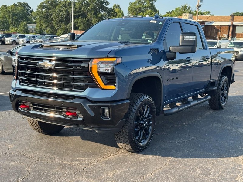 Chevrolet Silverado 2500HD Vehicle Full-screen Gallery Image 11