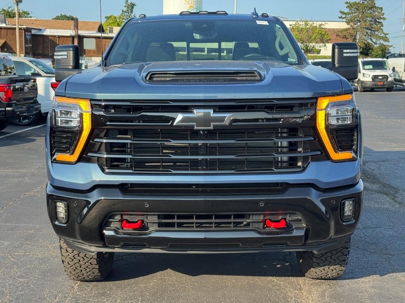 Chevrolet Silverado 2500HD Vehicle Full-screen Gallery Image 12
