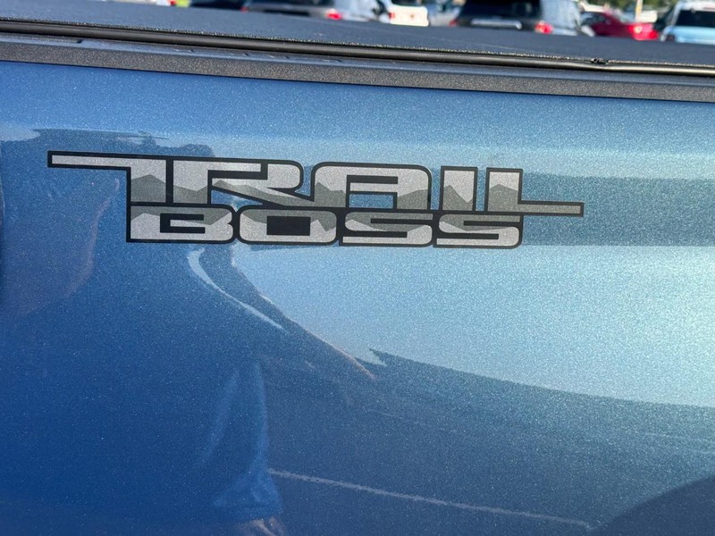 Chevrolet Silverado 2500HD Vehicle Full-screen Gallery Image 13