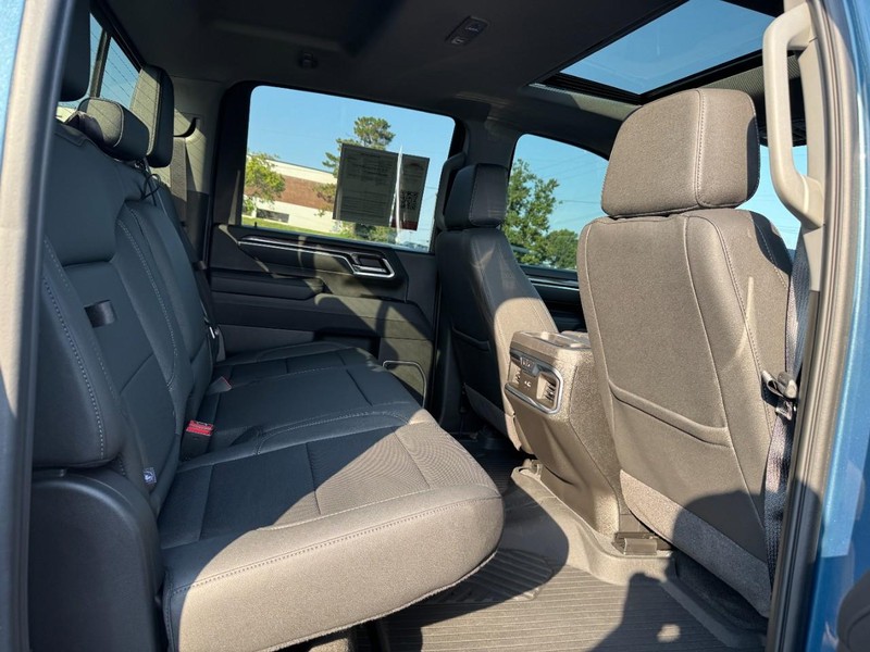 Chevrolet Silverado 2500HD Vehicle Full-screen Gallery Image 14