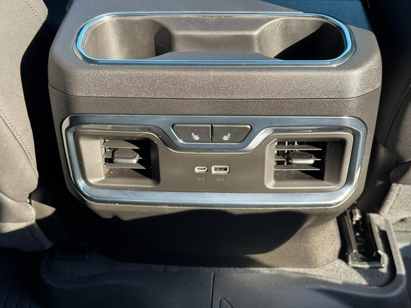 Chevrolet Silverado 2500HD Vehicle Full-screen Gallery Image 15