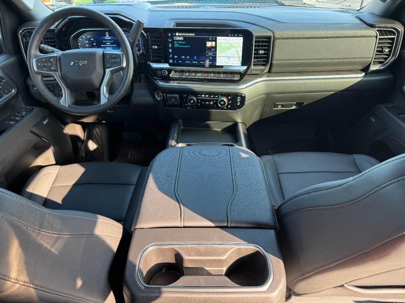 Chevrolet Silverado 2500HD Vehicle Full-screen Gallery Image 16