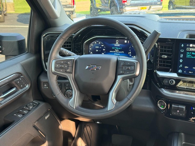 Chevrolet Silverado 2500HD Vehicle Full-screen Gallery Image 17