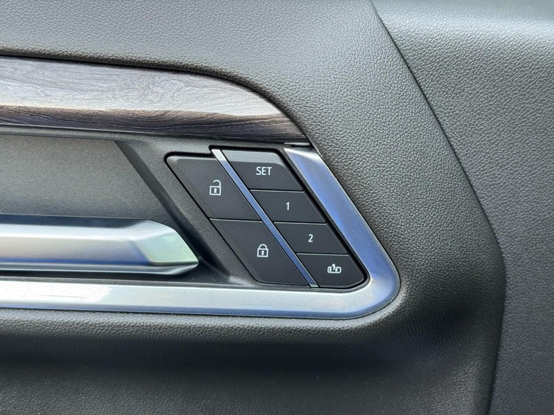 Chevrolet Silverado 2500HD Vehicle Full-screen Gallery Image 20
