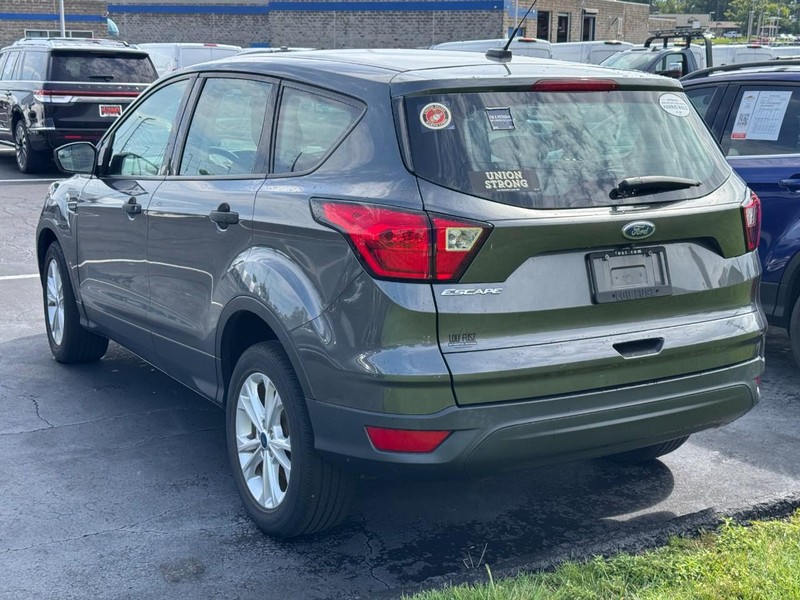 Ford Escape Vehicle Full-screen Gallery Image 04