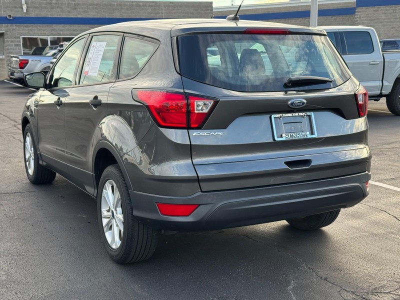Ford Escape Vehicle Full-screen Gallery Image 06