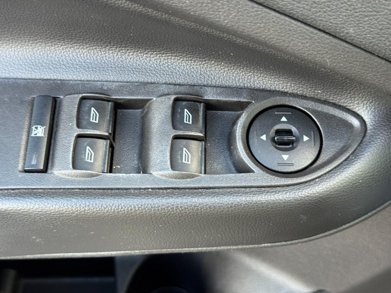 Ford Escape Vehicle Full-screen Gallery Image 15