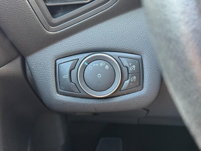 Ford Escape Vehicle Full-screen Gallery Image 17