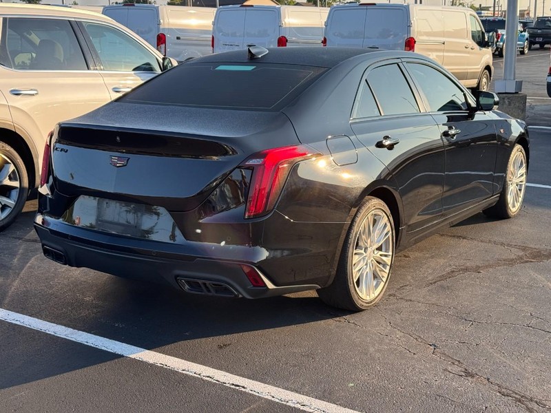 Cadillac CT4 Vehicle Full-screen Gallery Image 03