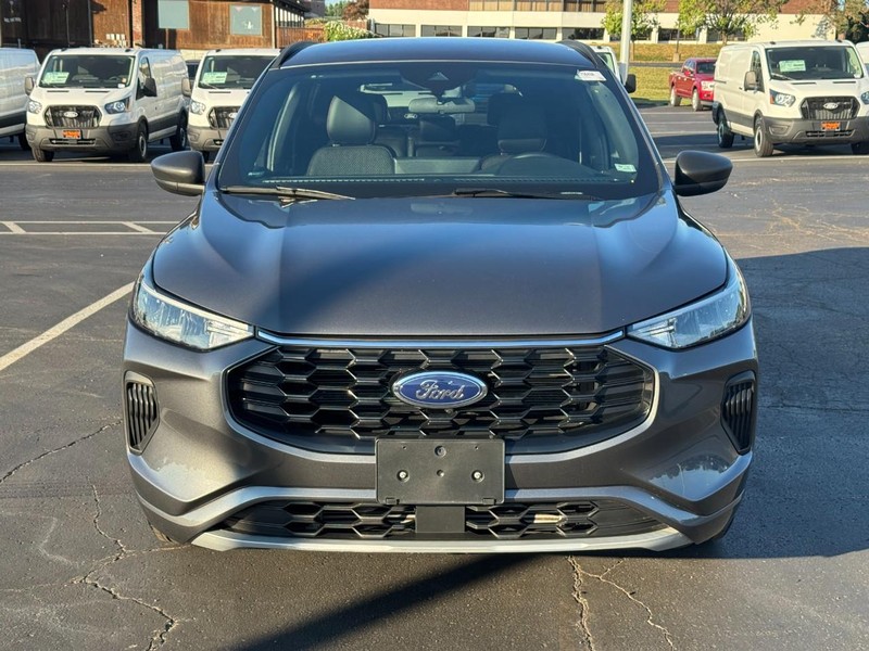 Ford Escape Vehicle Full-screen Gallery Image 09