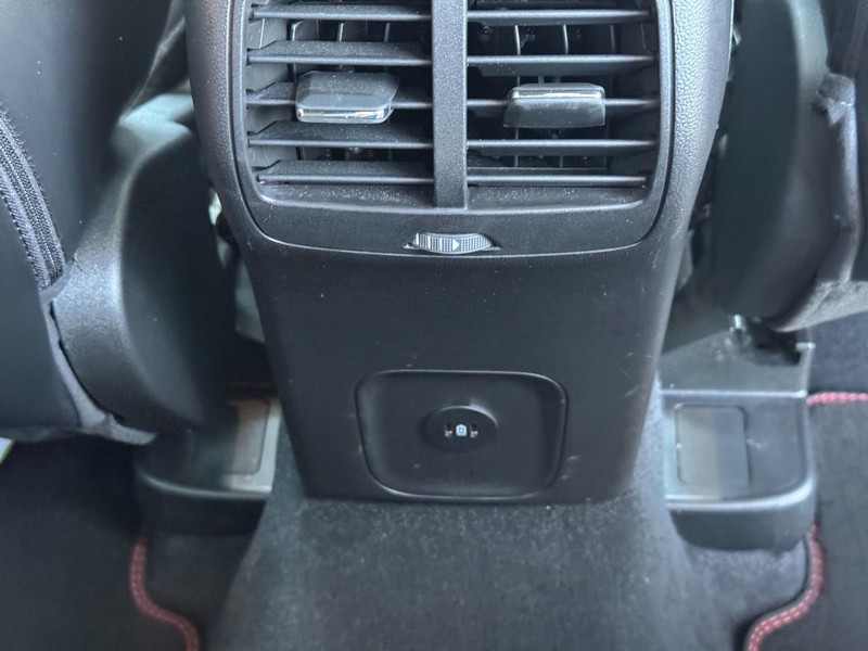 Ford Escape Vehicle Full-screen Gallery Image 11