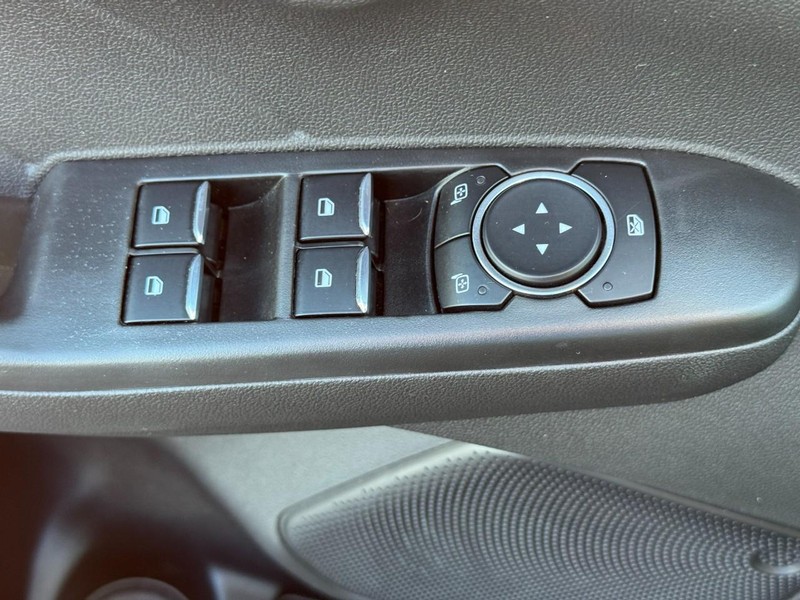 Ford Escape Vehicle Full-screen Gallery Image 16