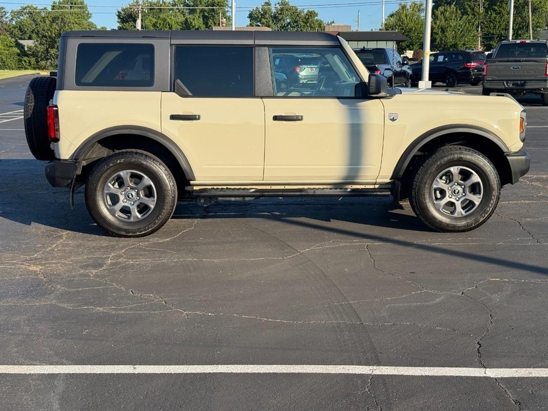 Ford Bronco Vehicle Full-screen Gallery Image 02