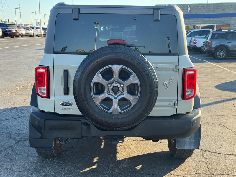 Ford Bronco Vehicle Full-screen Gallery Image 04