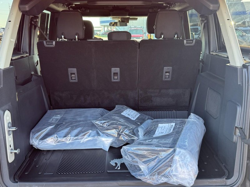 Ford Bronco Vehicle Full-screen Gallery Image 05