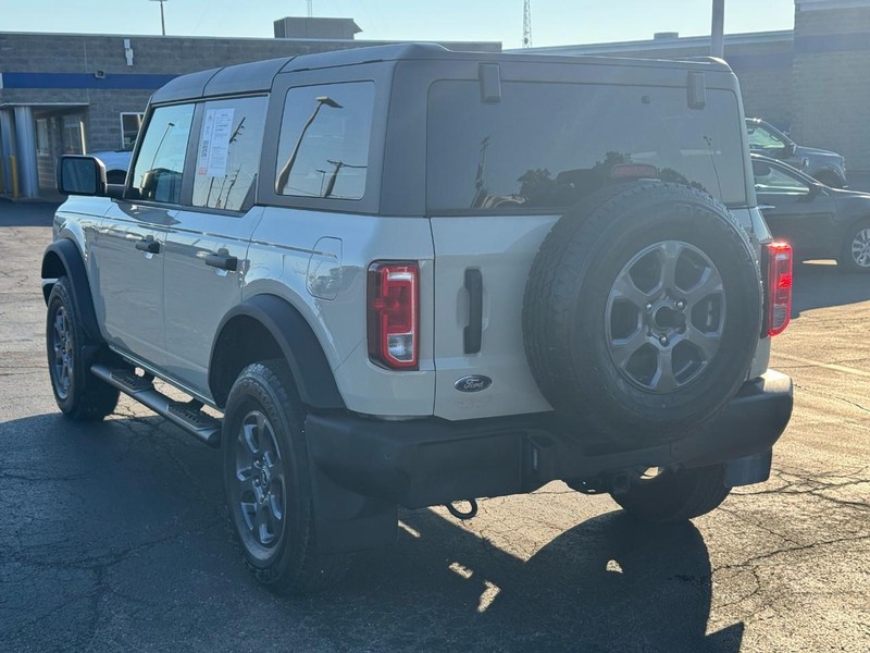 Ford Bronco Vehicle Full-screen Gallery Image 06