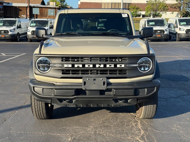 Ford Bronco Vehicle Full-screen Gallery Image 09