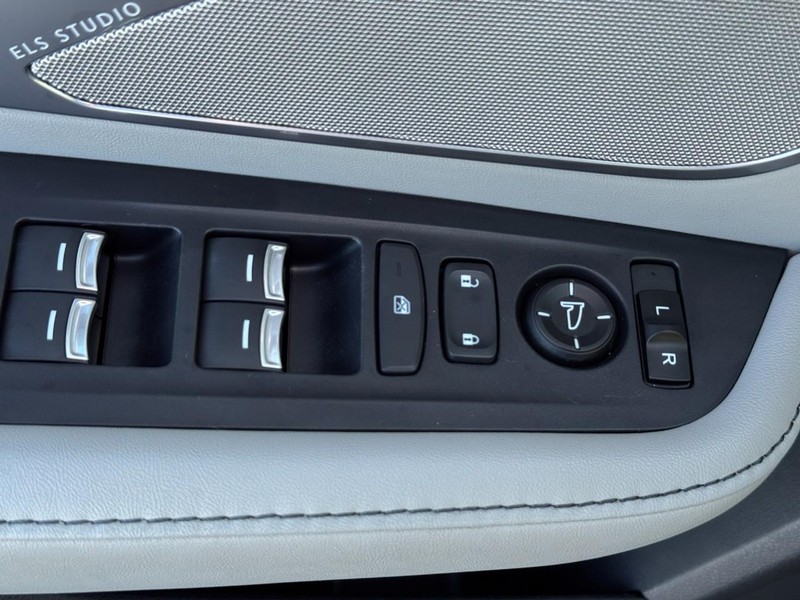 Acura RDX Vehicle Full-screen Gallery Image 16